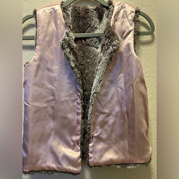 Girl’s Cat & Jack Faux Fur Vest - Picture 4 of 5